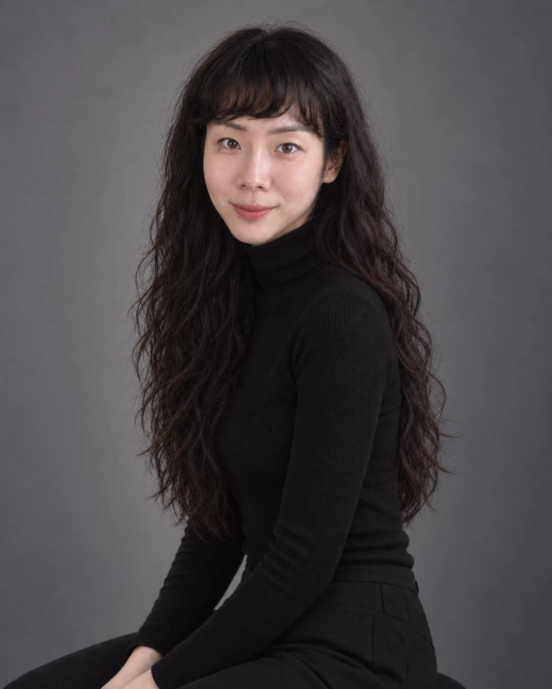 블랙 폴라티를 입고 앉아 있는 비긴업 창업자 강은영
